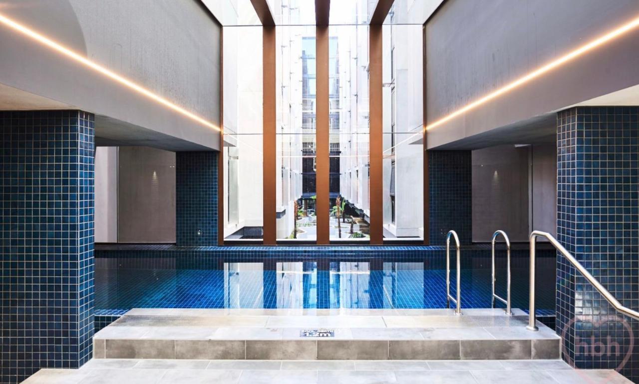 Apartment Midnight Luxe: Chic Braddon With Pool And Sauna *