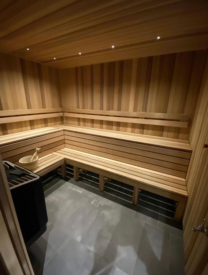 Apartment Midnight Luxe: Chic Braddon With Pool And Sauna *