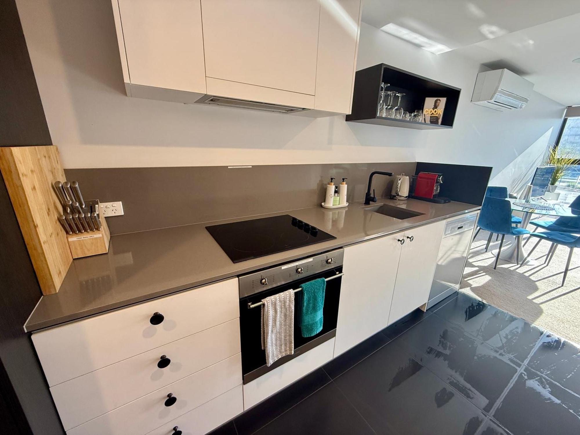 Midnight Luxe: Chic Braddon With Pool And Sauna *