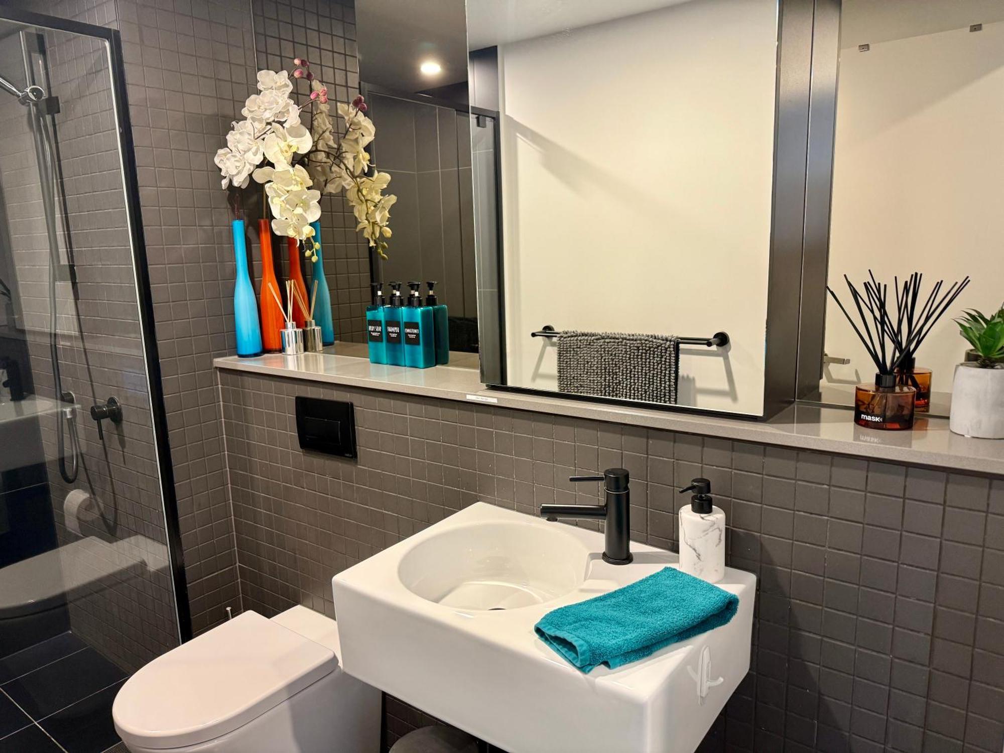 Midnight Luxe: Chic Braddon With Pool And Sauna * Canberra