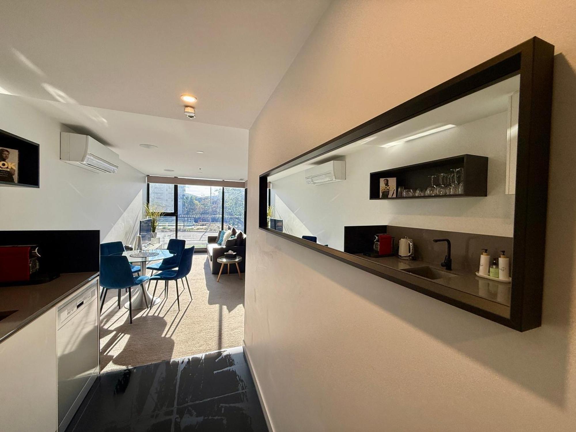Apartment Midnight Luxe: Chic Braddon With Pool And Sauna