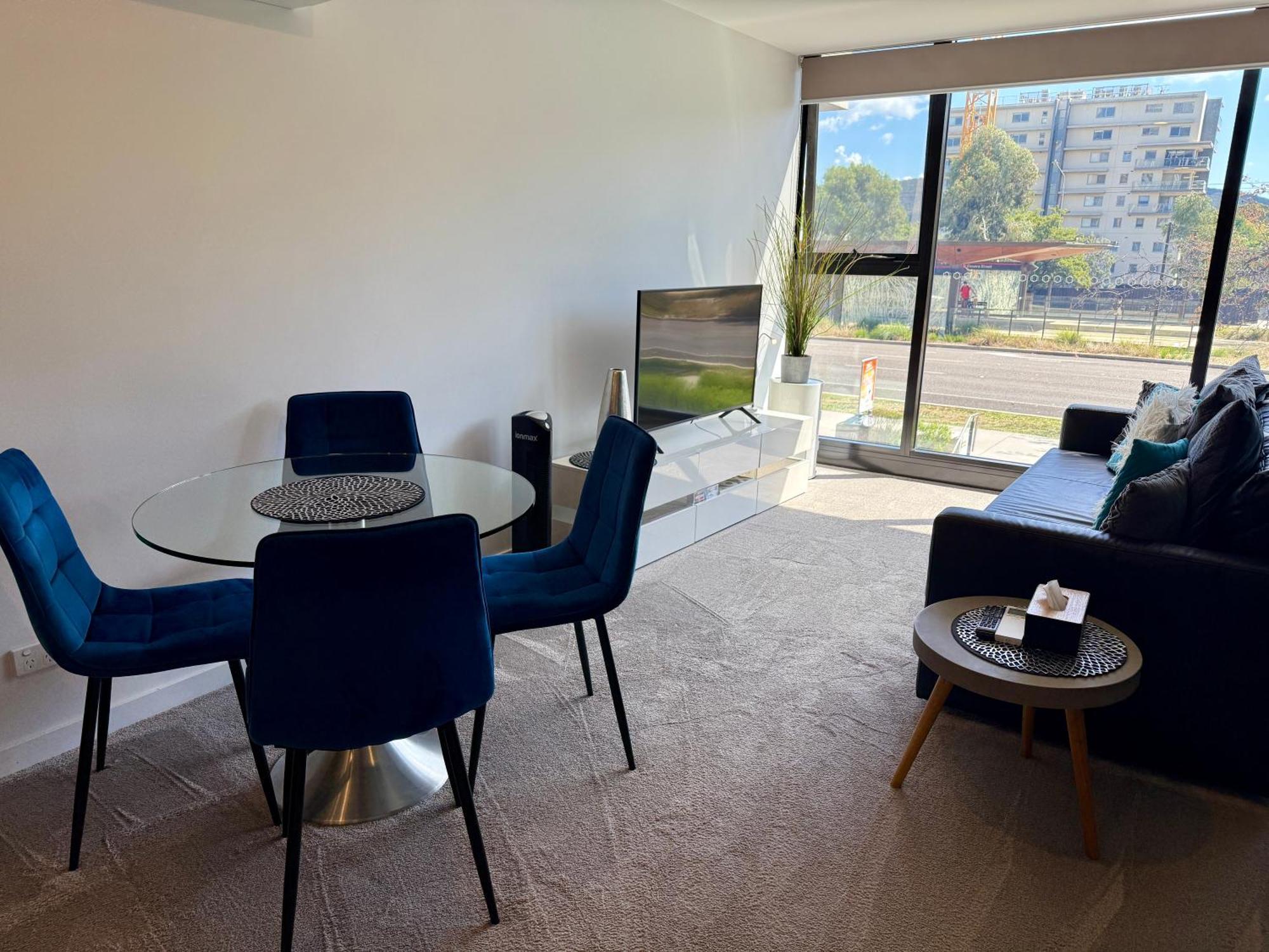 Apartment Midnight Luxe: Chic Braddon With Pool And Sauna *