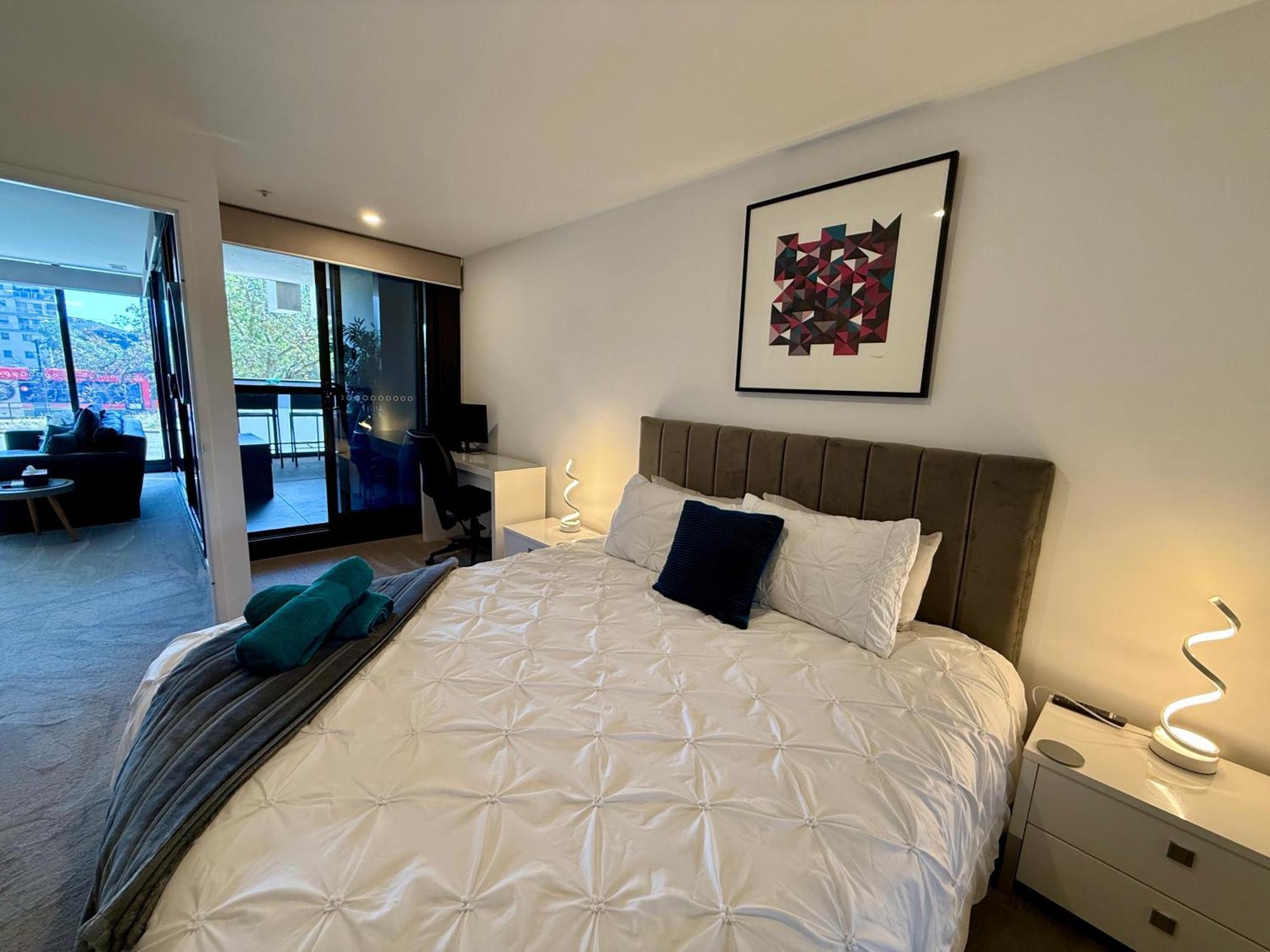 Midnight Luxe: Chic Braddon With Pool And Sauna Apartment