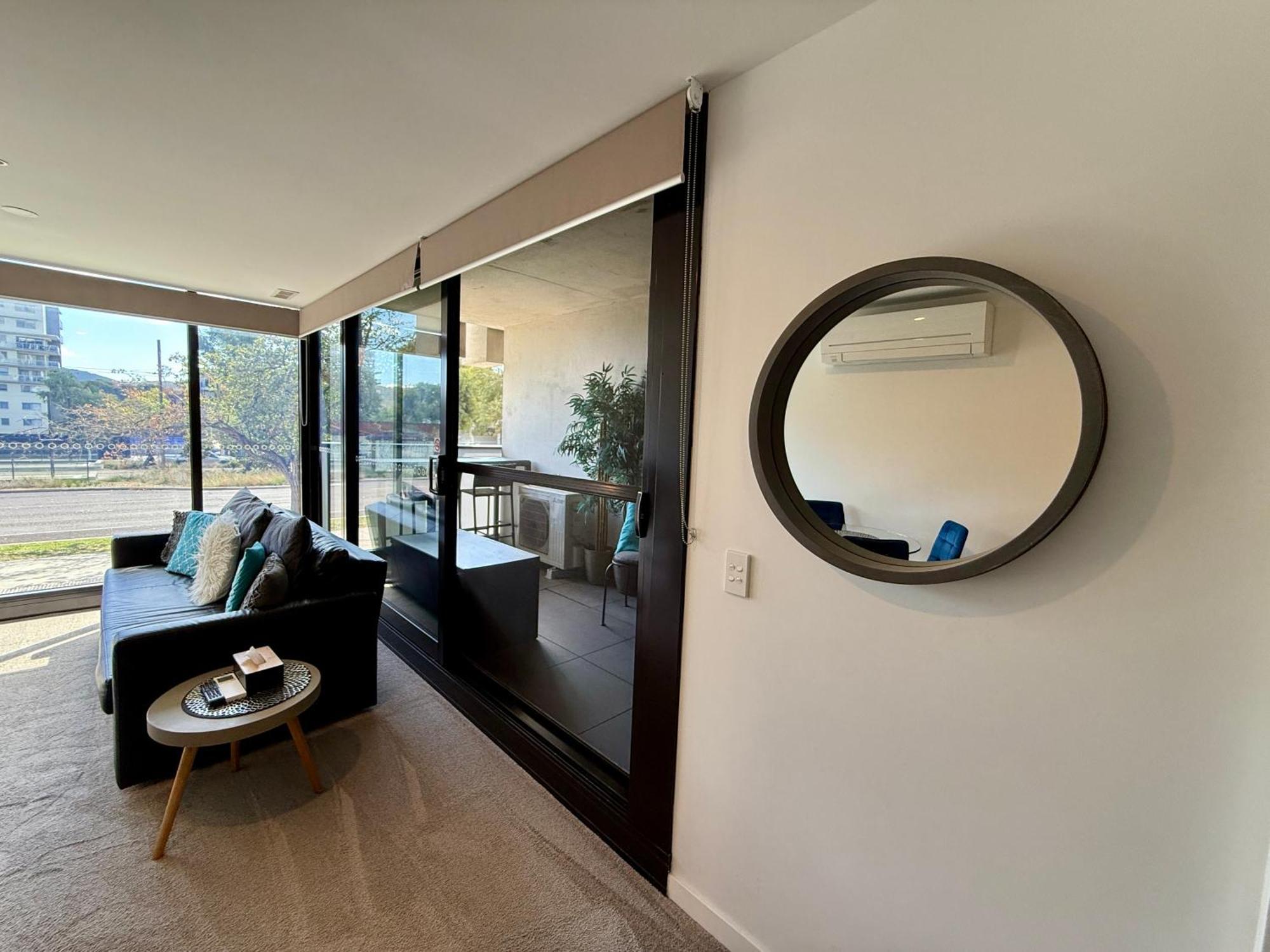 Apartment Midnight Luxe: Chic Braddon With Pool And Sauna